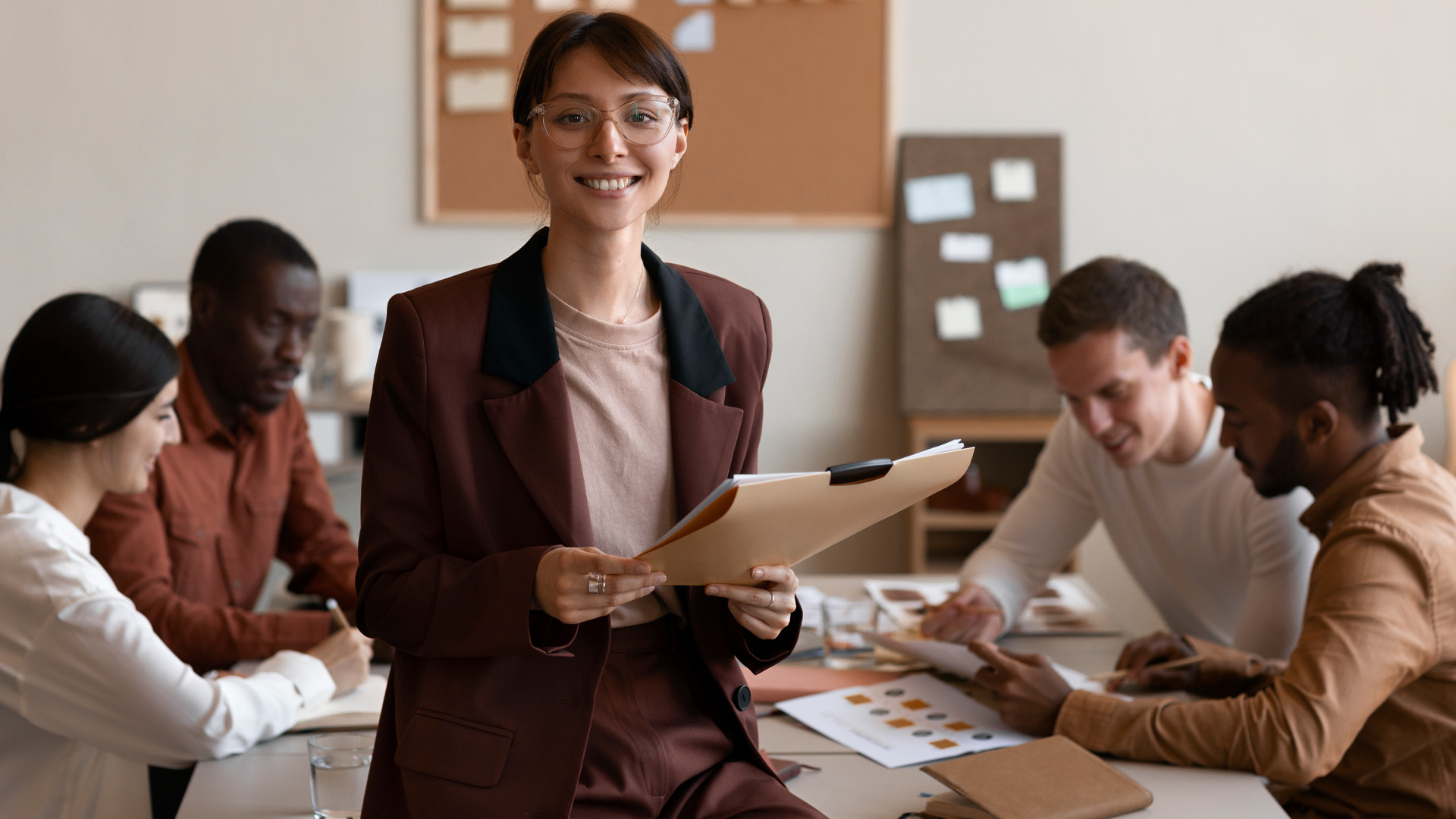 WomanInFrontOfTeamWorking_Big